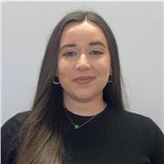 Chica joven como apoyo para materia de Música, Matemáticas o Informatica